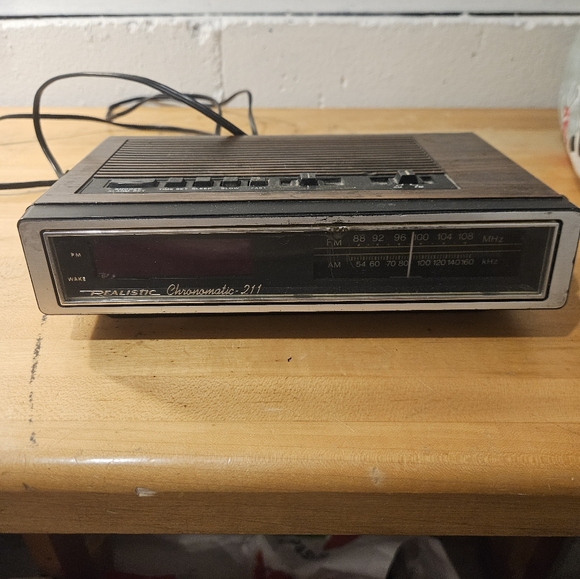 Realistic Chronomatic 211 WoodGrain Digital Alarm Clock AM&FM Radio-Tested&Works - Picture 4 of 8